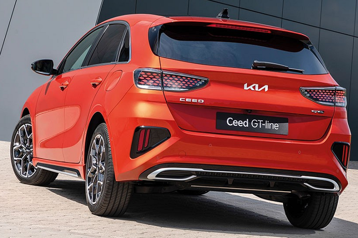 Trong khi đó, hệ truyền động plug-in hybrid bao gồm máy xăng 4 xi-lanh, dung tích 1.6L, mô-tơ điện 44,5 kW, cụm pin lithium-ion polymer 8,9 kWh và hộp số tự động ly hợp kép 6 cấp được dành cho Kia Sportswagon PHEV 2022. Hệ truyền động này tạo ra công suất tổng cộng 141 mã lực và mô-men xoắn cực đại 265 Nm đồng thời cho phép xe chạy 47 km chỉ bằng mô-tơ điện.