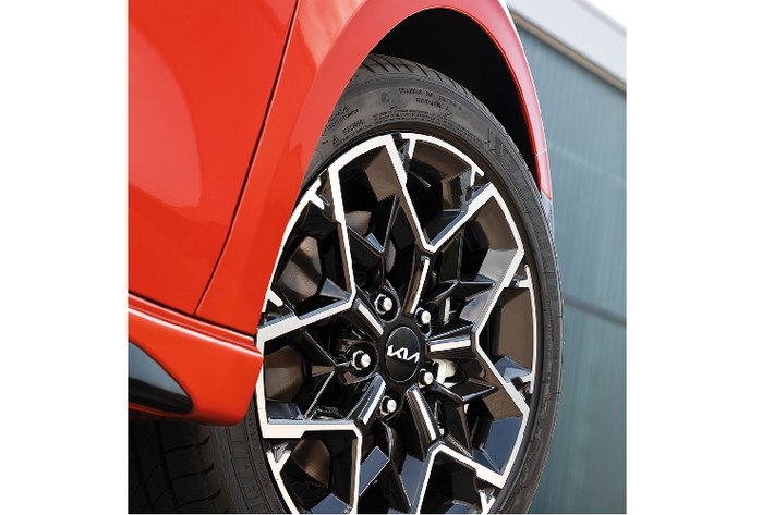Bước sang phiên bản 2022, mẫu xe wagon Kia Ceed được thay đổi đáng kể trong cả thiết kế lẫn trang bị. Theo đó, mẫu xe này sở hữu lưới tản nhiệt "mũi hổ" tái thiết kế được sơn màu đen bóng với nẹp mạ crôm hình đôi cánh làm điểm nhấn. Tiếp đến là hốc gió trung tâm lấy cảm hứng từ đôi cánh và logo mới của thương hiệu Kia.