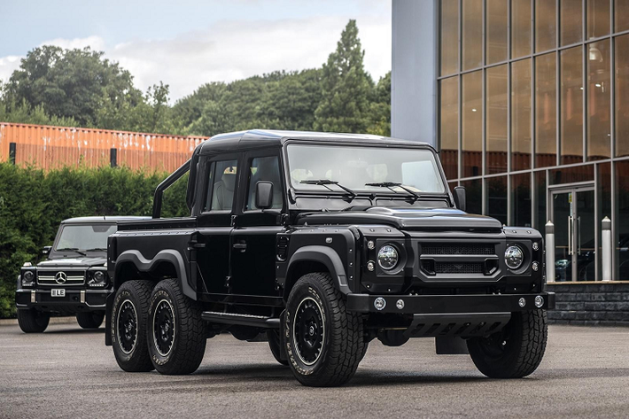 Bên dưới nắp capô của Land Rover Defender Flying Huntsman 6x6 đã về đến Campuchia là khối động cơ V8 mạnh mẽ, dung tích 6.2 lít lấy từ GM, sản sinh công suất tối đa khoảng 436 mã lực, trái tim này sẽ phối hợp với hộp số tự động 6 cấp cùng bộ khóa vi sai.