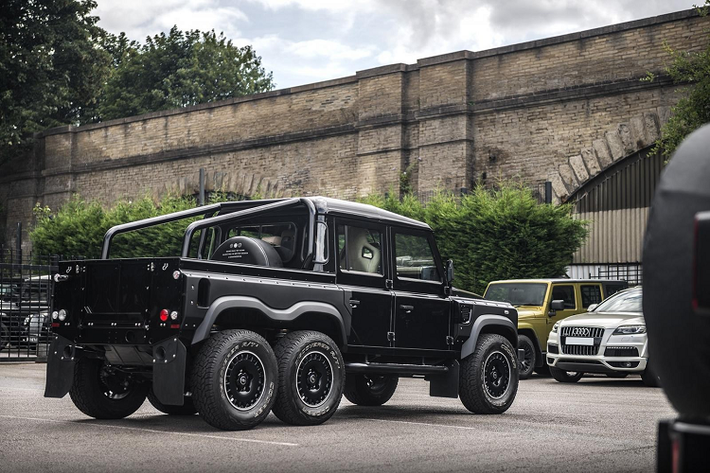 Trong số này, dòng sản phẩm Land Rover Defender đã trở thành 1 lịch sử không thể tách rời của hãng. Nhưng nếu cảm thấy Defender thế hệ cũ đã quá lạc hậu và muốn tìm gì đó mới mẻ, hãng độ Kahn có thể đáp ứng cho bạn với sản phẩm mang tên gọi Land Rover Defender Flying Huntsman 6x6 Pickup Truck.