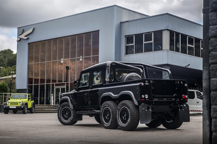 Số lượng xe Land Rover Defender Flying Huntsman 6x6 hàng độc sản xuất trên thế giới không nhiều và nay các đại gia ở đất nước Campuchia lại gây sốt khi sở hữu 1 trong số đó. Có thể thấy, chỉ mới tậu Apocalypse HellFire 6x6, các đại gia ở xứ sở chùa tháp lại tiếp tục chi tiền khủng để mua 1 chiếc xe 6x6 ấn tượng tiếp theo là Land Rover Defender Flying Huntsman 6x6 để chơi.