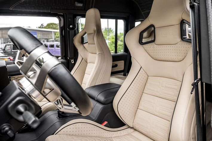 Không rõ mức giá bán của Land Rover Defender Flying Huntsman 6x6 mới về đến Campuchia, chỉ biết rằng, ở thị trường nước ngoài, mẫu xe độ 6x6 đã được hãng Kahn rao bán lại với con số 299.999 Bảng Anh, tương đương hơn 9,5 tỷ đồng.