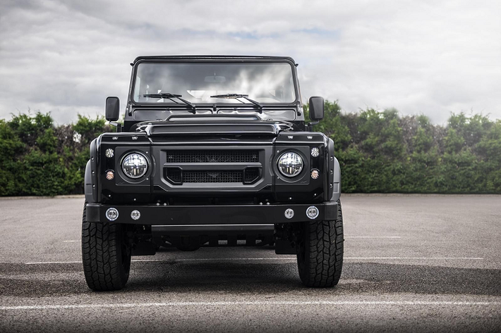 Hãng xe sang Land Rover có rất nhiều mẫu xe trở thành biểu tượng cho giới siêu giàu ngày nay không thể bỏ qua khi muốn sưu tập xe hay đơn giản cần 1 mẫu xe SUV di chuyển hằng ngày như Land Rover Defender hàng hiếm.