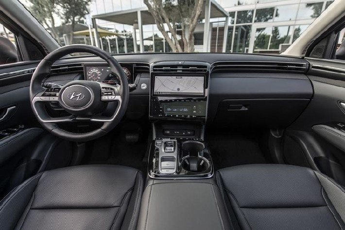 Ngoài ra, Hyundai Santa Cruz 2022 còn có hốc bánh phồng lên, đường chân kính hất lên ở cột C và những đường cắt sắc sảo bên sườn theo phong cách của Elantra. Thêm vào đó là bộ vành hợp kim có thiết kế 5 chấu độc đáo và cột C ngả về phía trước.