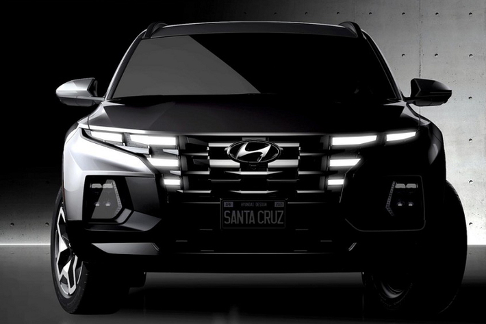 Vào năm 2015, hãng Hyundai đã gây xôn xao khi trình làng một mẫu xe concept hoàn toàn mới với kiểu dáng bán tải, đó là Santa Cruz. Phải mất 6 năm, mẫu xe concept này mới được đưa lên dây chuyền sản xuất thương mại. Mới đây, hãng Hyundai đã tung ra những hình ảnh "úp mở" đầu tiên của Santa Cruz phiên bản thương mại. Dự kiến, Hyundai Santa Cruz 2022 mới sẽ chính thức trình làng vào ngày 15/4 tới đây