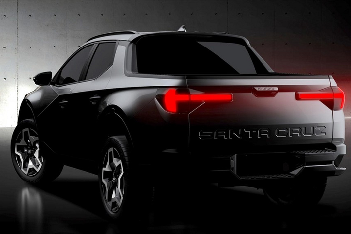 Nếu được phát triển dựa trên cơ sở gầm bệ của Santa Fe thì Hyundai Santa Cruz 2022 nhiều khả năng sẽ dùng chung cả động cơ với mẫu SUV 7 chỗ này. Thứ nhất là động cơ xăng 4 xi-lanh, dung tích 2.4L với công suất tối đa 185 mã lực. Thứ hai là động cơ xăng 4 xi-lanh, tăng áp, dung tích 2.0L với công suất tối đa 238 mã lực.