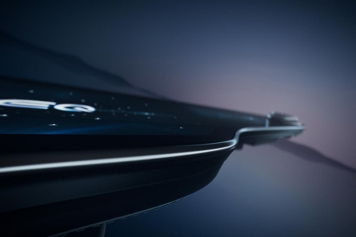 Cụ thể, người mua mẫu xe sedan Mercedes-Benz EQS chạy điện sẽ có một tùy chọn gọi là MBUX "Hyperscreen", bổ sung một màn hình cong, khổng lồ mà kéo dài gần hết toàn bộ chiều rộng nội thất từ trái sang phải cột A. Nó là sự kết hợp thông suốt của vài màn hình hiển thị để tạo nên một màn hình cong tổng thể với chiều rộng hơn 56 inch. Hyperscreen cũng không phải là dạng kỹ thuật số hoàn toàn, vì các cửa gió điều hòa hình tròn được tích hợp vào bề mặt kỹ thuật số.