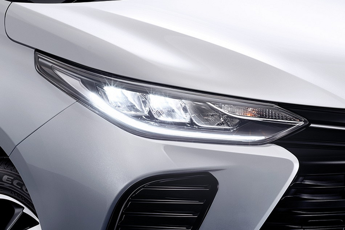 Thêm vào đó là cánh lướt gió bên sườn và phía sau nhưng chỉ dành cho Toyota Yaris Ativ 2021 bản Sport Premium cũng như Sport. Riêng bản Sport Premium còn có thêm cả cánh lướt gió trên nắp cốp sau và bộ vành hợp kim 15 inch phối 2 màu đen - bạc.