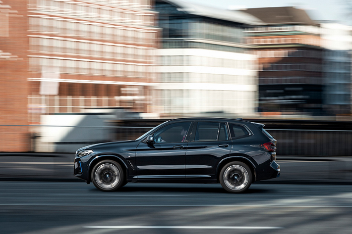 BMW iX3 2022 cũng sẽ được bán ra với biến thể "Inspiring" đi kèm với lớp sơn ngoại thất màu metallic, cửa sổ trời toàn cảnh và cốp sau tự động với loạt trang bị như hệ thống treo thích ứng, ghế chỉnh điện, vô lăng thể thao và điều hòa tự động ba vùng, hệ thống kiểm soát khí hậu với chức năng sưởi phía trước.