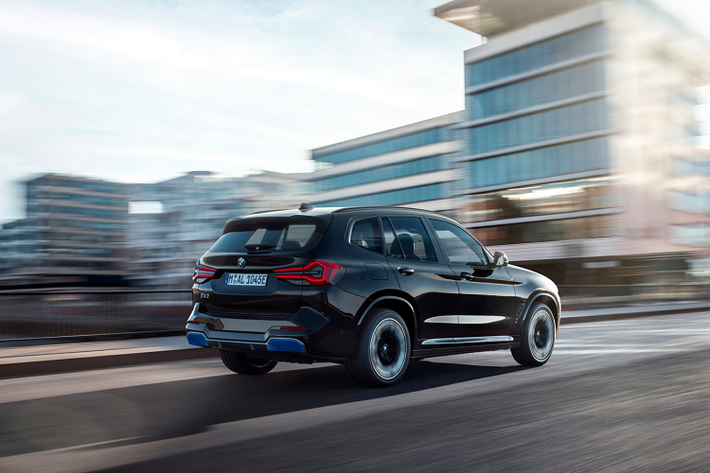 Thiết kế mới của cản trước xe chịu ảnh hưởng lớn từ BMW X3 M với hai hốc gió bên được tạo hình góc cạnh, hốc gió ở giữa được mở rộng nhằm tăng vẻ dữ dằn cho phần cản trước của xe. Tuy nhiên, hai viền hốc gió vẫn được trang bị đường màu i Blue nhằm biểu thị phiên bản điện hóa đặc trưng của những mẫu BMW thuộc dòng này.