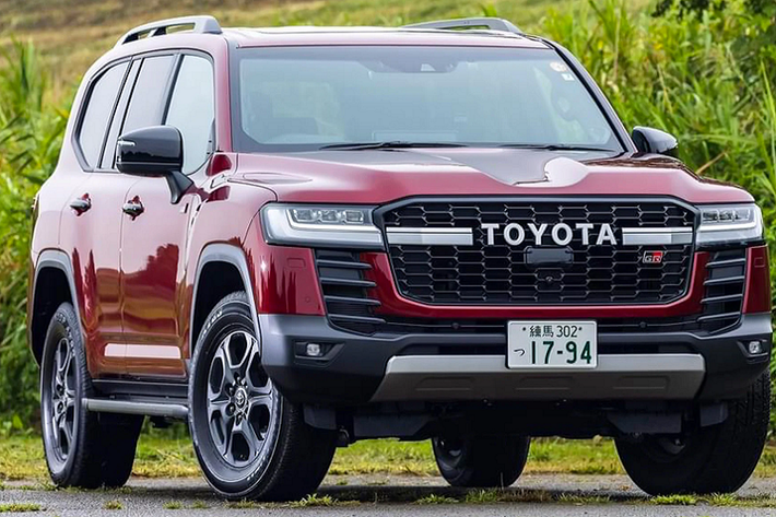 Ra mắt hồi đầu tháng 8 năm nay, Toyota Land Cruiser GR Sport 2022 mới hiện tại chỉ bắt đầu được bán tại thị trường quê nhà. Tại Nhật Bản, Land Cruiser GR Sport 2022 có giá bán bắt đầu từ 7,7 triệu Yên (1,61 tỷ đồng) cho phiên bản máy Xăng; trong khi phiên bản máy Dầu có giá cao hơn, từ 8 triệu Yên (1,67 tỷ đồng). Land Cruiser GR Sport 2022 có giá bán cao nhất trong tất cả các phiên bản của dòng xe Land Cruiser thế hệ mới.