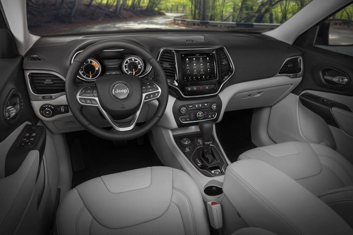 Thuộc phân khúc SUV cỡ C, Jeep Cherokee thế hệ mới có kích thước tương đương với Honda CR-V và Mazda CX-5, với chiều dài 4.623 mm và chiều rộng 1.859 mm, chiều dài cơ sở của xe là 2.700 mm.