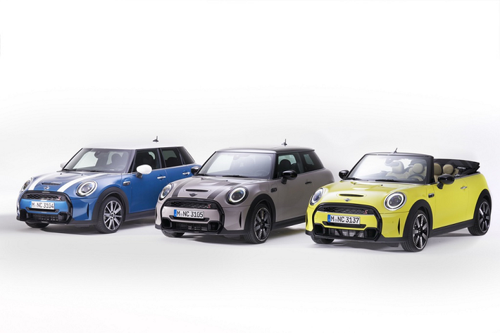 Mini mới có tổng cộng 3 màu sơn ngoại thất, gồm xanh Island Blue, xám Rooftop Grey và vàng Zesty Yellow. Mini cũng mang tới 5 tùy chọn kiểu dáng mâm khác nhau.