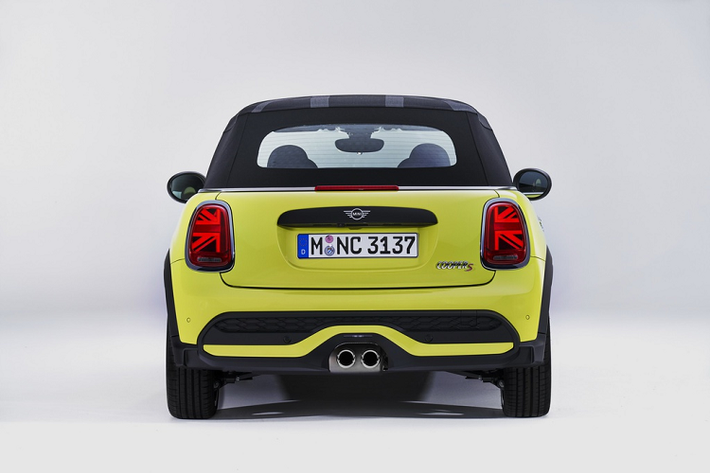 Giá xe Mini Convertible 2022 có mức bán khởi điểm 22.900 USD (khoảng 508 triệu đồng) tại Mỹ, tăng 500 USD so với đời cũ. Phiên bản mui trần có mức giá đắt hơn, lên đến 27.900 USD.