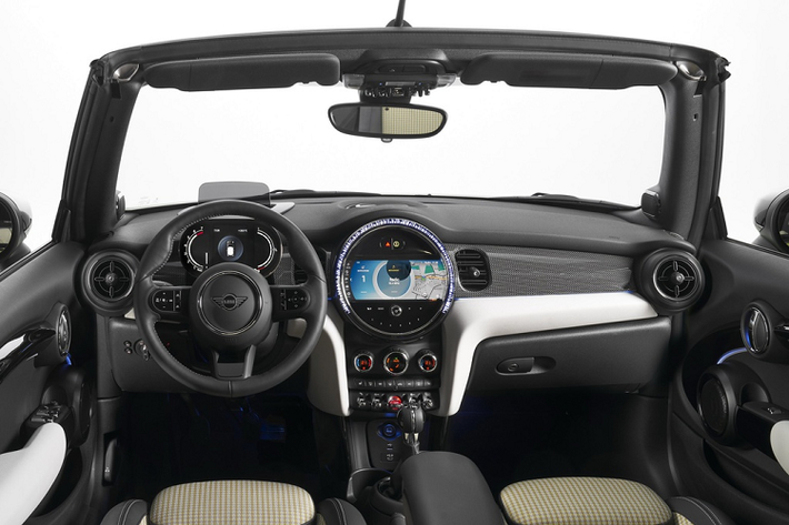 Mini 2022 được trang bị vô lăng bọc da Nappa, hệ thống đèn nền được mở rộng đến 12 màu. Các chi tiết thay đổi khác có thể kể đến như khe gió thiết kế mới, màn hình giải trí mới kích thước 8,8 inch.