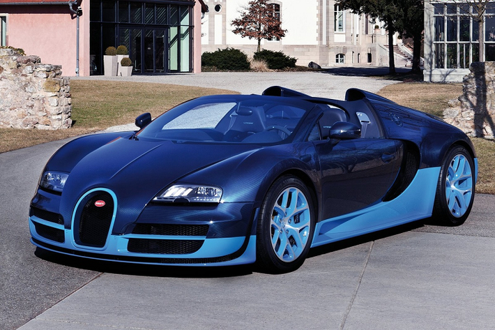 Bugatti Veyron Grand Sport Vitesse Từng giữ vị trí "ông hoàng tốc độ", Bugatti Veyron vẫn được giới siêu xe săn đón dù đã bị khai tử từ lâu. Trước đây, chiếc Veyron được đại gia Minh Nhựa mang về Việt Nam và đó vẫn là chiếc duy nhất từ năm 2012 đến nay. Nếu chiếc Bugatti Veyron về Việt Nam trước đây là bản tiêu chuẩn thì mẫu xe sắp tới sẽ là phiên bản đặc biệt Veyron Grand Sport Vitesse. Bugatti Veyron Grand Sport Vitesse là phiên bản targa của chiếc Veyron Super Sport.