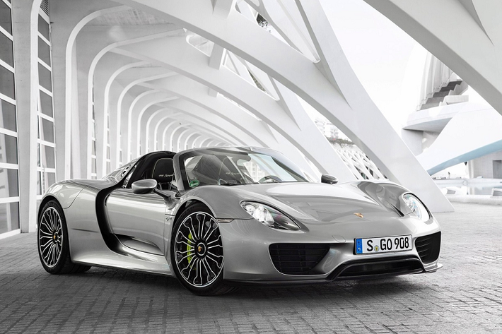 Porsche 918 Spyder Toàn bộ siêu xe đáng chú ý tại Việt Nam đều là mẫu xe sử dụng động cơ đốt trong thuần túy. Do đó, một siêu xe hybrid sẽ trở nên mới mẻ và Porsche 918 Spyder là phương án thích hợp. Được ra mắt tại triển lãm Frankfurt 2013, Porsche 918 Spyder là mẫu xe thay thế cho huyền thoại Carrera GT. Ở thời điểm đó, 918 Spyder là một trong những siêu xe hybrid đầu tiên trên thế giới, bên cạnh Ferrari LaFerrari. Tương tự LaFerrari, 918 Spyder cũng được sản xuất với số lượng giới hạn - 918 chiếc.