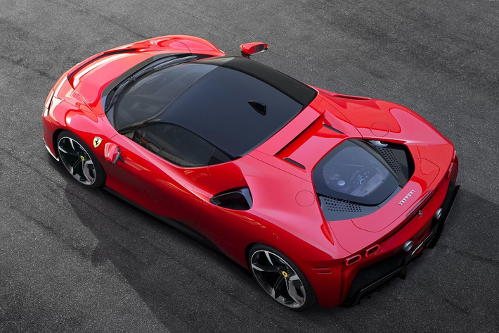 Ra mắt vào tháng 5/2019, SF90 Stradale là một trong những mẫu xe kỷ niệm 90 năm thành lập của Ferrari. SF90 Stradale sử dụng động cơ V8 tương tự F8 Tributo nhưng được nâng dung tích lên 4.0L. Động cơ này sản sinh công suất 780 mã lực và mô-men xoắn 800 Nm. Siêu xe được bổ sung 3 mô-tơ điện, cho ra thêm 220 mã lực.