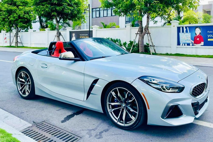 BMW Z4 M40i là lựa chọn khá phù hợp dành cho những khách hàng trẻ tuổi yêu thích những chiếc xe thể thao hạng sang. Nhưng với mức giá “chát” như vây, chiếc Z4 M40i 2021 “độc nhất” Việt Nam có lẽ sẽ khá kén người mua.