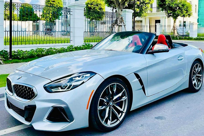 BMW Z4 2021 mới tại thị trường Việt Nam được phân phối theo diện chính hãng, nhưng lại chỉ có phiên bản sDrive30i với mức giá hơn 3 tỷ VNĐ. Còn BMW Z4 M40i là phiên bản “độc”, được nhập khẩu tư nhân nên có mức giá rao bán ban đầu khá cao, hơn 5 tỷ đồng.