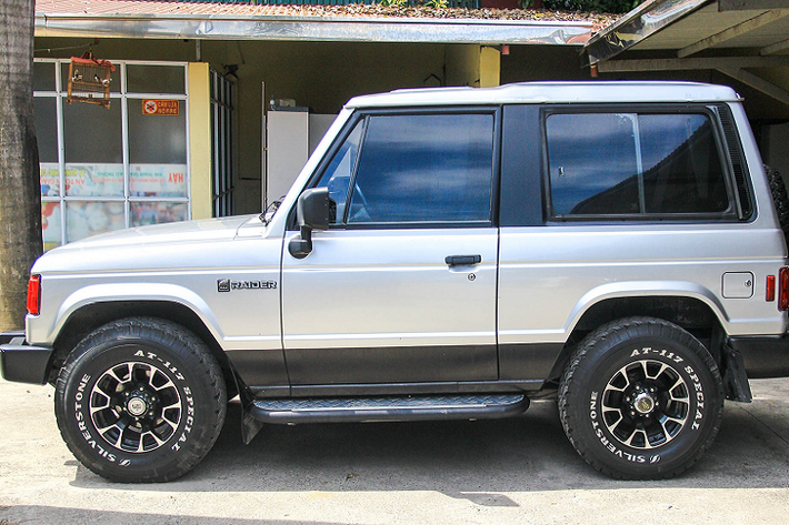 Chiếc xe Dodge Raider cổ điển này mang nhiều điểm tương đồng về ngoại hình với Mitsubishi Pajero đời đầu, với vóc dáng vuông vức, mũi xe phẳng và cặp đèn pha tròn đi kèm xi-nhan quen thuộc.