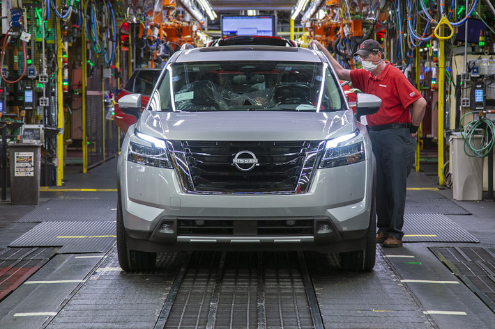 Mẫu xe SUV Nissan Pathfinder 2022 mới sẽ đến các đại lý Mỹ và Canada vào mùa hè này với nhiều tính năng mới, thiết kế phong cách bên ngoài gồ ghề và nội thất hiện đại với sức chứa lên đến tám hành khách.
