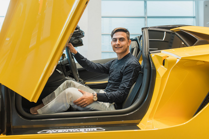 Bên trong, Aventador S Roadster trang bị cụm đồng hồ dạng TFT, thay đổi giao diện ở mỗi chế độ lái. Hệ thống kết nối AppleCarPlay là trang bị tiêu chuẩn. Chiếc xe của Dybala có nội thất màu đen với đường chỉ khâu màu vàng tương phản, để phù hợp với màu ngoại thất vàng Giallo Orion đặc trưng.