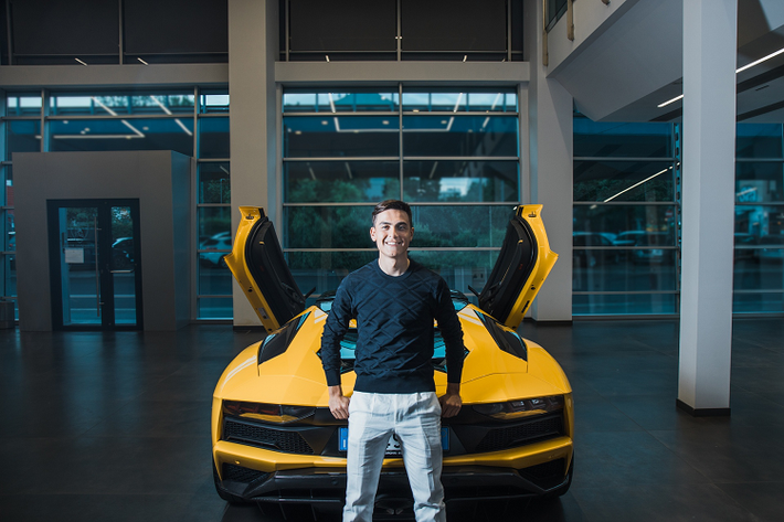 Sức mạnh của Lamborghini Aventador S Roadster đến từ động cơ V12 6.5L, công suất 740 mã lực và mô-men xoắn 680 Nm, hộp số tự động 7 cấp ISR, hệ thống dẫn động 4 bánh và phanh gốm carbon.