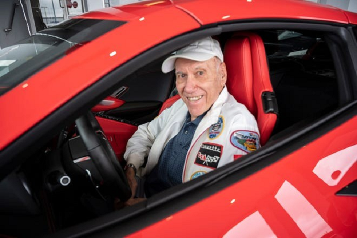 Ông Chuck Cook, 90 tuổi, đã mua chiếc xe thể thao Chevrolet Corvette C8 2021 mới để làm quà sinh nhật cho bản thân. Rõ ràng đây là một trường si mê xe mà có thể dùng làm niềm cảm hứng cho mọi lứa tuổi. Chuck Cook là một cựu binh sinh sống tại Leesburg, Florida, và chiếc Corvette C8 mới chính là món quà ông ấy tự dành tặng cho mình nhân dịp sinh nhật thứ 90.