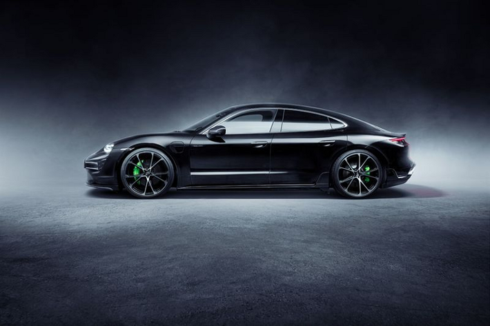 Tại thị trường Việt Nam, mẫu siêu xe điện Porsche Taycan được phân phối chính hãng với 3 phiên bản, giá xe Porsche Taycan Turbo S từ 9,55 tỷ đồng. Xe chạy được 412 km/lần sạc. Taycan là mẫu xe điện đầu tiên của Porsche, vì vậy, giới nhà giàu Việt Nam cũng rất có hứng thú với mẫu xe này.