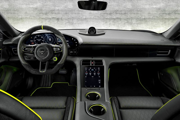 Đối với nội thất, toàn bộ cabin xe được bọc da đục lỗ kết hợp da Alcantara đen tuyền cho bảng điều khiển, cánh cửa và ghế ngồi, đi kèm nhiều chi tiết tương phản có màu xanh neon tươi sáng giống như màu của kẹp phanh. Logo TechArt được tìm thấy ở trung tâm của vô lăng và thêu trên các tựa đầu ghế.