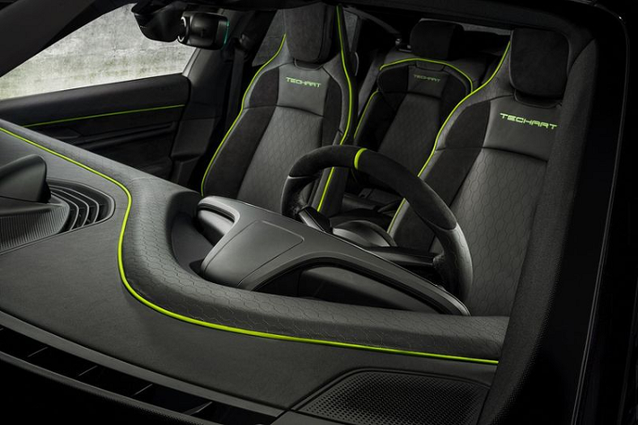 TechArt không "động chạm" tới cỗ máy nằm dưới nắp ca-pô của Porsche Taycan. Turbo S hiện đang là phiên bản mạnh mẽ nhất của Taycan với công suất lên tới 750 mã lực và mô-men xoắn cực đại 1.050 Nm, mẫu xe điện chỉ cần 2,6 giây để tăng tốc từ 0 - 96 km/h trước khi cán tốc độ tối đa 260 km/h.