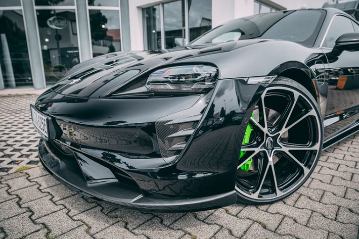 Ngoài ra, ốp sườn và vỏ gương chiếu hậu sợi carbon cũng thuộc gói nâng cấp của TechArt. Ở phía sau, huy hiệu Porsche đã được thay thế bằng tên hãng độ TechArt và đuôi xe mạnh mẽ hơn với cánh lướt gió mới, bộ khuếch tán sửa đổi và cản sau mở rộng.