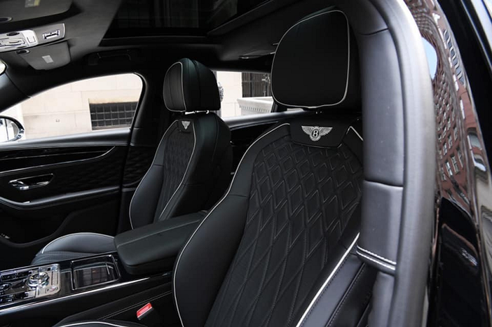 Những chi tiết đặc biệt của Flying Spur V8 First Edition 2021 sẽ thể hiện ở bậc cửa với dòng chữ Bentley phát sáng và phía trên còn có dòng chữ First Edition lồng vào trong logo cờ Anh, logo hình quốc kỳ Anh với số 1 còn xuất hiện trên bảng táp-lô, trước mặt ghế phụ của xe...