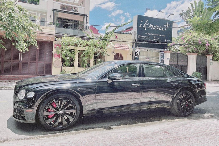 Doanh nhân Đức Huy đã chính thức tậu Bentley Flying Spur thế hệ thứ 3 và gây chú ý cho giới mê xe. Không dừng lại ở đó, anh lại "nhá hàng" thêm chiếc siêu xe Ferrari SF90 Stradale đắt tiền khác. Mới đây, Anthony - con trai Lệ Quyên và chồng cũ Đức Huy đã gây chú ý khi đăng tải hình ảnh một chiếc xe nhìn là thấy đắt tiền lên trang cá nhân kèm dòng: "New Bentley from dad".