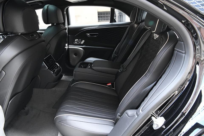 Bentley Flying Spur First Edition 2021 của doanh nhân Đức Huy có màn hình xoay 3 chế độ độc đáo, đầu tiên là những mảnh gỗ ốp cao cấp, hai chế độ còn lại là màn hình cảm ứng 12.3 inch phục vụ thông tin giải trí và một chế độ gồm ba đồng hồ cơ.