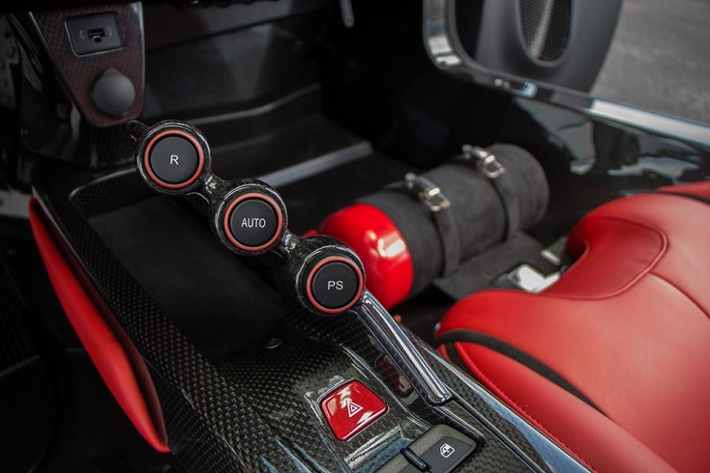 Chiếc siêu xe Ferrari LaFerrari được đại gia Việt tiết lộ sắp về Việt Nam có màu sơn đỏ Rosso Corsa truyền thống của hãng xe Ý. Ngoài ra, xe còn đi kèm bộ mâm 5 chấu đơn sơn màu đen cùng với đó là nhiều chi tiết carbon ở khoang lái. Nội thất xe có tông màu đỏ nổi bật.