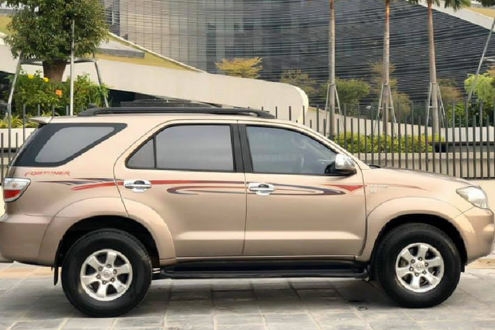 Trải qua chục năm có mặt trên thị trường, dòng xe Fortuner đã và đang duy trì ngôi vị “vua trong phân khúc” với doanh số bán chạy hàng đầu. Fortuner chiếm được nhiều cảm tình từ khách hàng Việt và được ưa chuộng bởi nhiều yếu tố như: Thương hiệu mạnh, mạng lưới phân phối phủ rộng khắp cả nước, động cơ xăng/dầu bền bỉ đã được kiểm chứng, tên tuổi lớn và phổ biến giúp nó “dễ mua thuận bán” và hơn hết là ít rớt giá so với mặt bằng chung.
