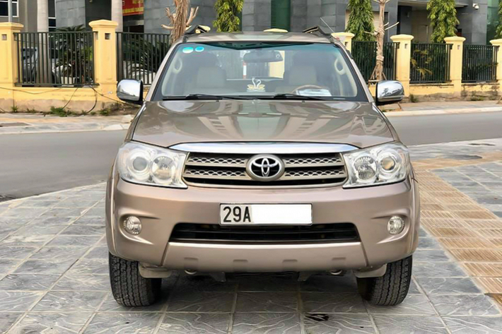 Vì những lý do trên, Toyota Fortuner luôn trở thành một trong những sự lựa chọn hàng đầu của số đông người mua xe SUV 7 chỗ. Với giá bán khoảng 450 triệu đồng, Fortuner đời cũ nhập khẩu là một gợi ý xe SUV 7 chỗ hai cầu bền bỉ cho khách hàng Việt, đáp ứng được nhiều nhu cầu đi lại và phục vụ cho gia đình