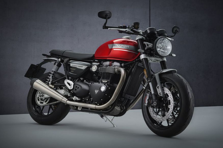 Triumph Speed Twin 2021 mới đây đã được Triumph Malaysia công bố giá bán kèm thông tin chính thức. Tại đây, mẫu classic cổ điển của Anh Quốc sẽ được bán ra với 2 phiên bản, bao gồm bản tiêu chuẩn với giá quy đổi 435 triệu đồng và bản Premium với giá quy đổi 441 triệu đồng.