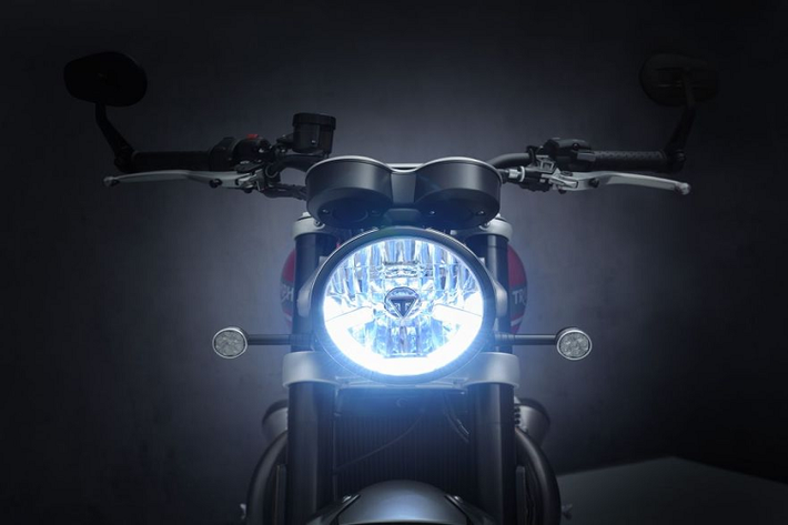 So sánh với phiên bản tiền nhiệm, khối động cơ 2 xy-lanh trên Speed Twin 2021 đã gia tăng 2,9 mã lực và mô-men xoắn cực đại cũng đạt sớm hơn hẳn so với trước (4.250 vòng so với 4.950 vòng). Tiếp đó, khả năng phản hồi của Speed Twin 2021 cũng tốt hơn đáng kể nhờ giảm được 17% lực quán tính. Bên cạnh đó, động cơ này còn đạt tiêu chuẩn khí thải Euro 5.
