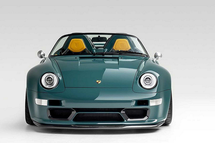 Động cơ 4.0 lít 6 xi-lanh phẳng trên chiếc 993 Speedster đã được thương hiệu Rothsport phát triển một cách tỉ mỉ. Hãng đã tiến hành nâng cấp các chi tiết từ piston Mahle đến bộ quản lý động cơ Motec đánh lửa đôi, thân bướm ga riêng lẻ, trục khuỷu mới,…