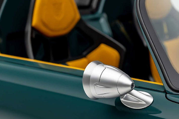 Với sự hợp tác giữa hai thương hiệu Gunther Werks với Eisenlohr Racing, Speedster được trang bị bộ mâm Center Lock hiện đại với thiết kế cổ điển để thuận lợi hơn trong việc thay thế. Đồng thời xe được lắp đặt hệ thống treo thích ứng hoàn toàn mới từ JRZ có ba chế độ được phát triển đặc biệt bao gồm Composed, Sport và Sport Plus nhằm đáp ứng một cách tối đa nhu cầu sử dụng của người lái.