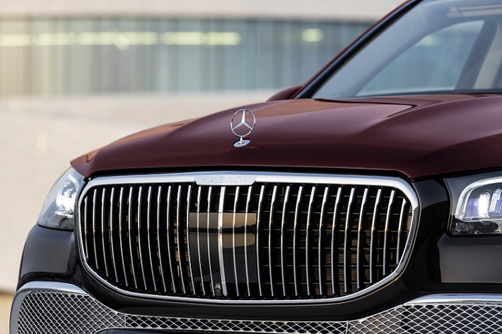 Diện mạo của Mercedes-Maybach GLS 600 4MATIC sẽ hoàn toàn khác biệt với mẫu SUV của thương hiệu Mercedes-Benz, với nhiều chi tiết mạ chrome sáng bóng. “Cưỡi” trên bộ mâm 23 inch đa chấu mang lại cho xe một dáng đứng bệ vệ và vững chãi. Ở phần đầu xe là bộ lưới tản nhiệt cỡ lớn bề thế gồm các nan dọc cứng cáp - vốn là chi tiết thiết kế mang tính thương hiệu của phân nhánh Mercedes-Maybach.