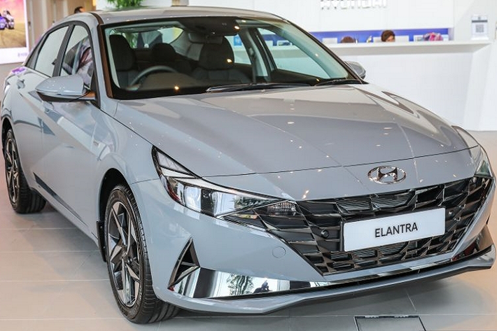 Nhà phân phối Hyundai-Sime Darby Motors (HSDM) vừa giới thiệu phiên bản Elantra 1.6 Executive hoàn toàn mới. Xe được nhập khẩu nguyên chiếc từ Hàn Quốc, giá xe Hyundai Elantra 2021 chỉ từ 139.888 RM (tương đương 767 triệu đồng) tại Malaysia.