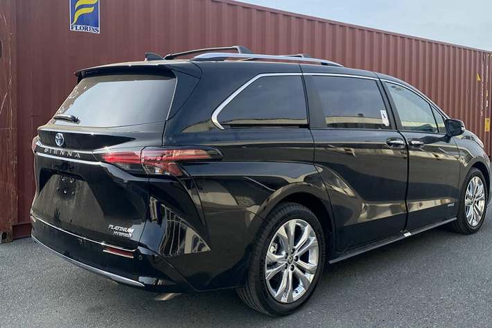 Về trang bị an toàn, mọi phiên bản của Sienna 2021 đều được trang bị tiêu chuẩn gói Toyota Safety Sense 2.0, bao gồm phanh khẩn cấp tự động, kiểm soát hành trình thích ứng với công nghệ dừng/đi tạm thời, cảnh báo chệch làn đường với hỗ trợ đánh lái, hỗ trợ nhận diện biển báo, ...
