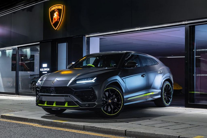 Chiếc Lamborghini Urus đặc biệt này thuộc về một vị khách ở Vương quốc Anh. Và để kỷ niệm cho dấu mốc quan trọng này, Lamborghini đã thiết kế cho chiếc Urus thứ 15.000 một “bộ áo” độc đáo từ trong ra ngoài.