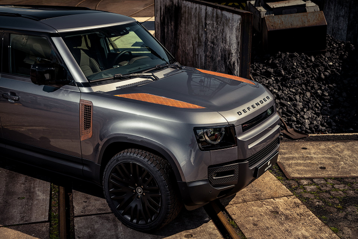 Theo đó, hai miếng ốp ở nắp ca-pô cùng hai lưới thoát nhiệt sau vòm bánh xe trước của Land Rover Defender độ sẽ là các chi tiết được là gỉ sét từ gói độ này. Bộ các chi tiết gỉ sét này được tạo thành bằng cách mài kim loại đặc biệt.