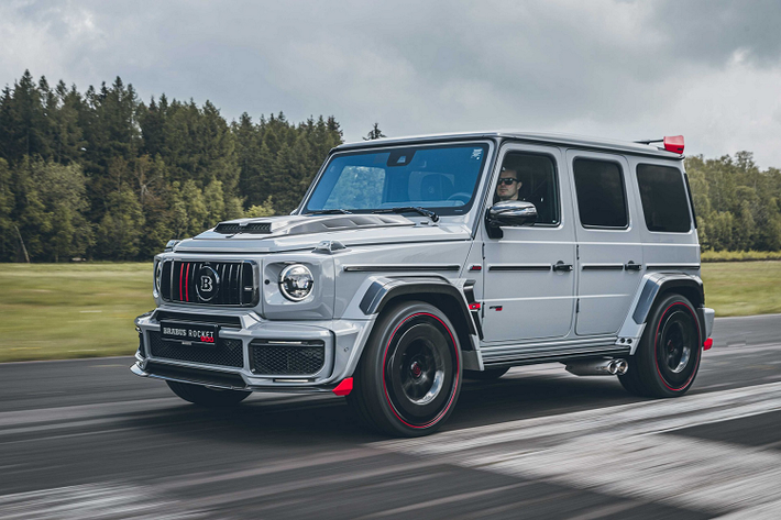 Chính từ đây mà chiếc siêu SUV này có khả năng tăng tốc từ 0 – 100 km/h chỉ trong vòng 3,7 giây và tốc độ tối đa được giới hạn điện tử ở mức 280 km/h. Xe còn được trang bị hệ thống xả hiệu suất cao được làm bằn thép không gỉ mới được tích hợp các van được điều khiển chủ động giúp điều chỉnh mức âm thanh của xe, đầu ống xả được ốp với chi tiết bằng carbon thể thao.