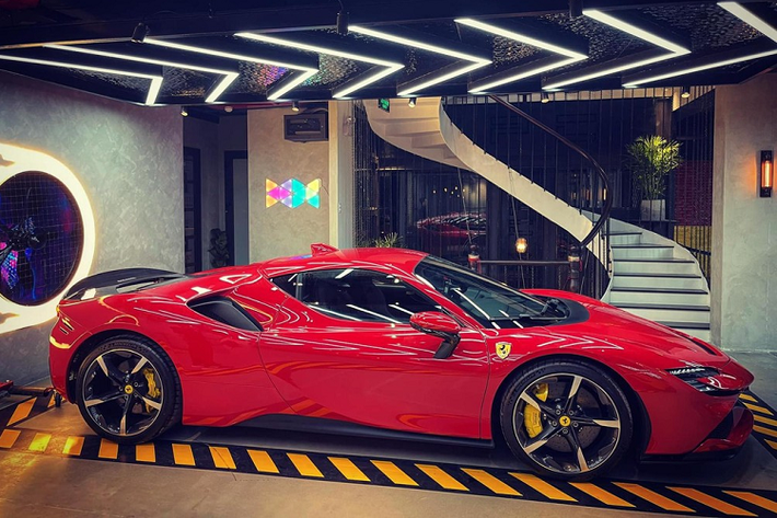 Thông tin về việc chiếc siêu xe hybrid Ferrari SF90 Stradale mới về Việt Nam đã thu hút không ít sự quan tâm của giới mê xe trong nước. Ngay sau khi có mặt tại một showroom xe có tiếng ở Sài thành, chiếc siêu xe Ferrari SF90 Stradale này đã được vận chuyển về cho chủ nhân đặt mua từ trước đó.